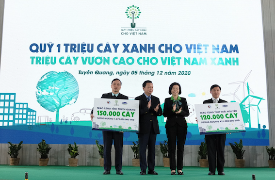 Vinamilk[-]và[-]Quỹ[-]1[-]triệu[-]cây[-]xanh[-]cho[-]Việt[-]Nam[-]trồng[-]được[-]1.121.000[-]cây[-]xanh[-]tại[-]56[-]địa[-]điểm[-]thuộc[-]20[-]tỉnh,[-]thành[-]phố[-]trên[-]cả[-]nước